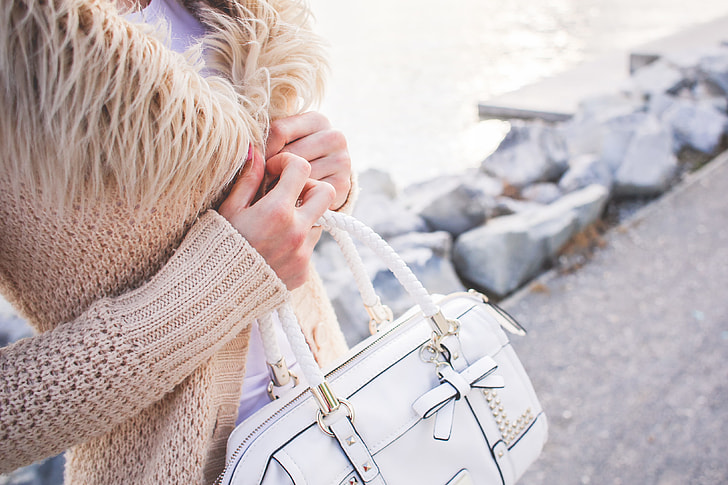 Trendy outfit woman with white bag. Girl with bag over his shoulder  outdoors. Shoulder Bags for Women. Fashion look woman outfit. Stylish  women's white handbag. Close-up. Stock Photo | Adobe Stock