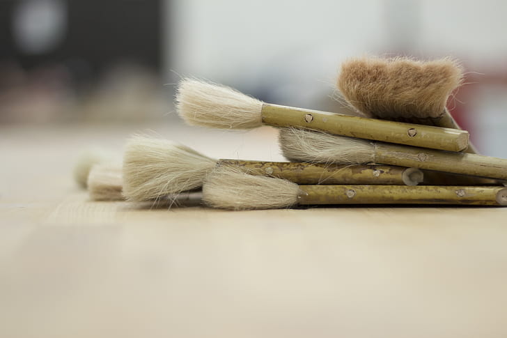 closeup photo of beige handle makeup brush set