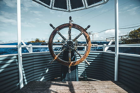 brown wooden ship's wheel