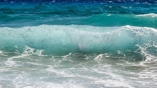 ocean wave during daytime