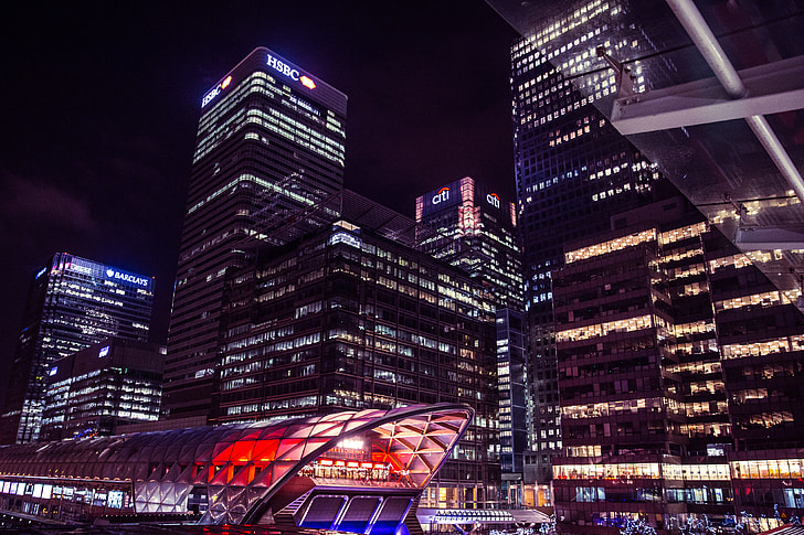 Night shot of buildings at Canary Wharf in London