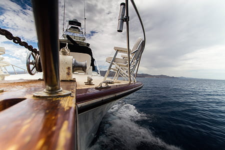 close photography of yacht sailing on body of water