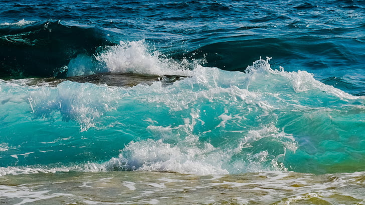 photo of splashing waves
