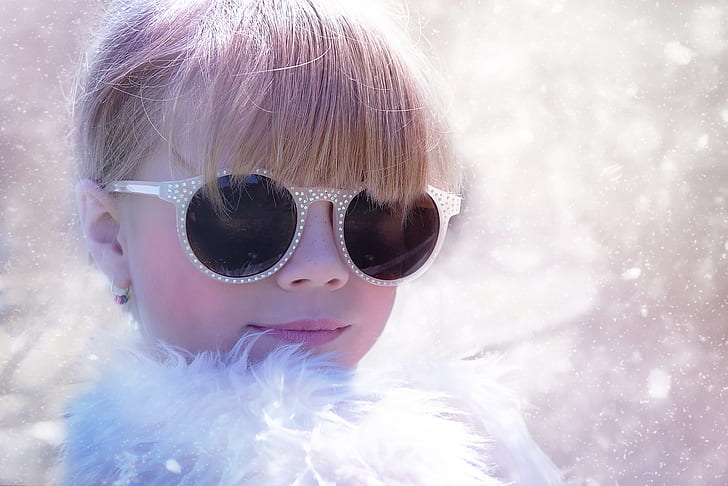 close up photo of girl wearing sunglasses