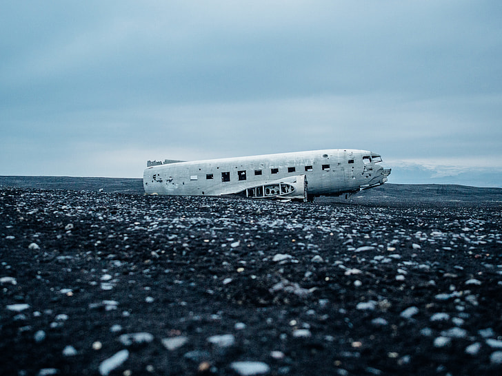 photo of a wreck passenger plane