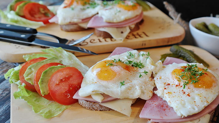 sunny side up eggs and hams white sliced tomatoes