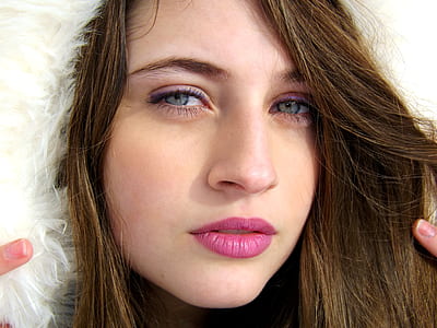 closeup photography of woman wearing pink lipstick