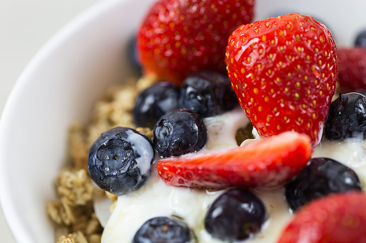 Healthy breakfast bowl containing yogurt, fruit and granola cereal
