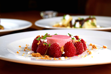 photo raspberry pastry serve in ceramic plate