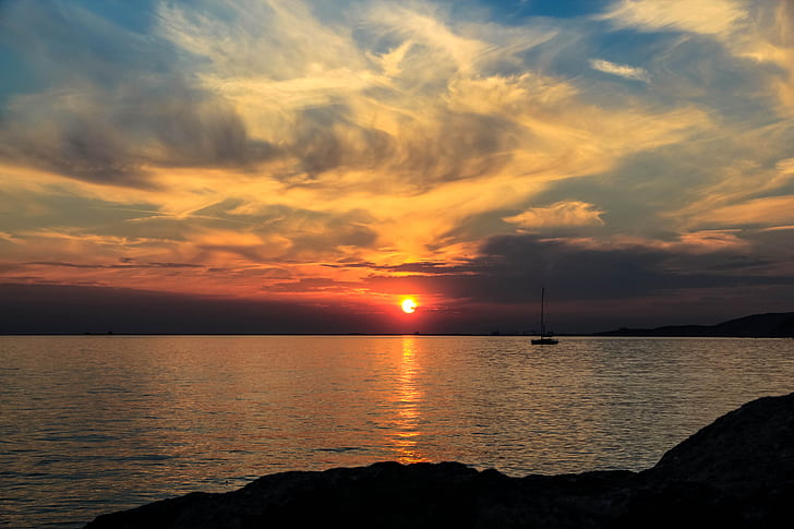 photo of sunrise on sea