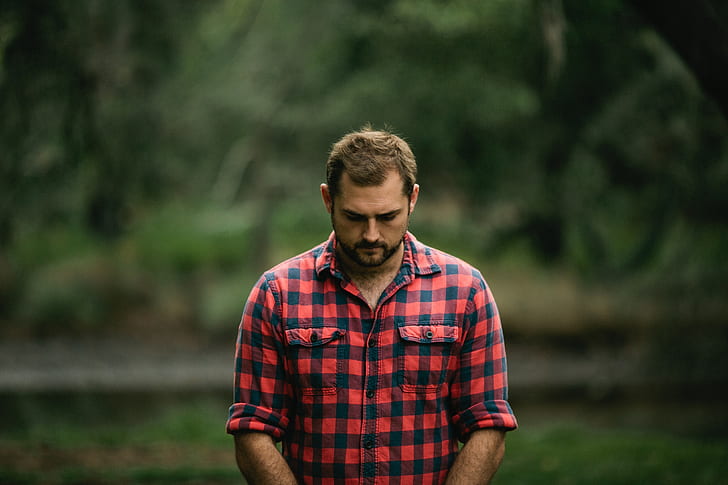 man in red and black gingham button-up long-sleeved shirt
