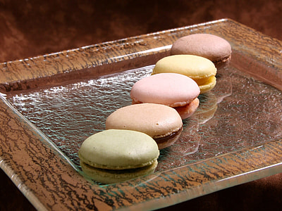 close-up photo of macaroons on tray