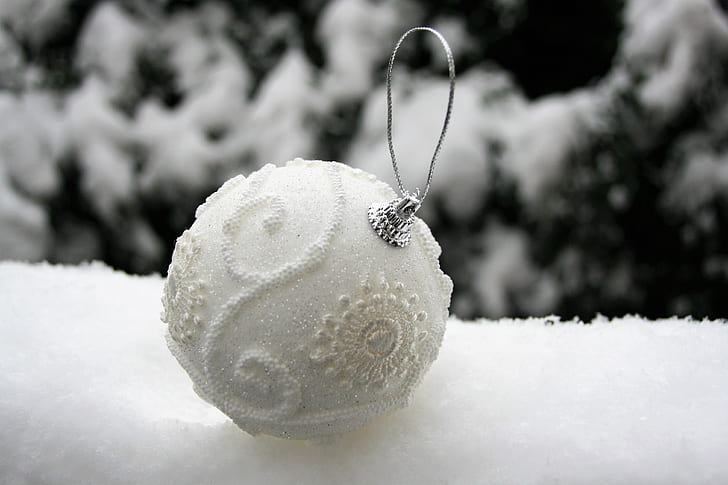 selective focus photography of white bauble