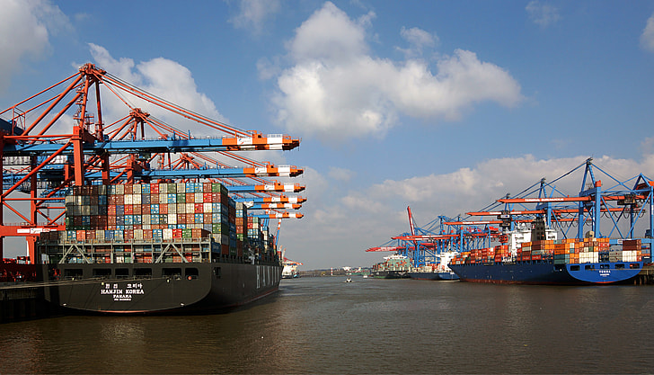 cargo ships with shipping containers during daytime