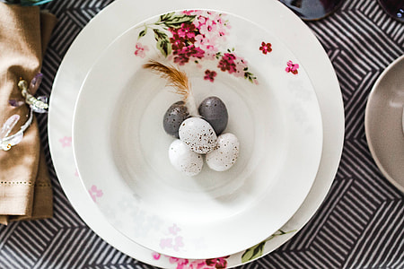 Round dinner table decorated with easter motifs