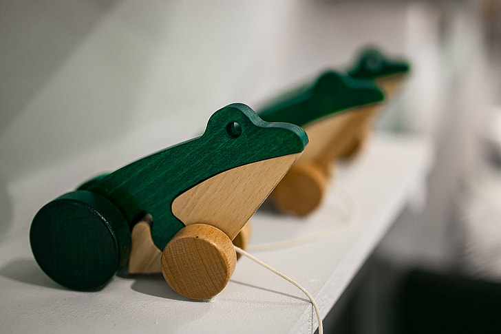 Small wooden frogs with strings