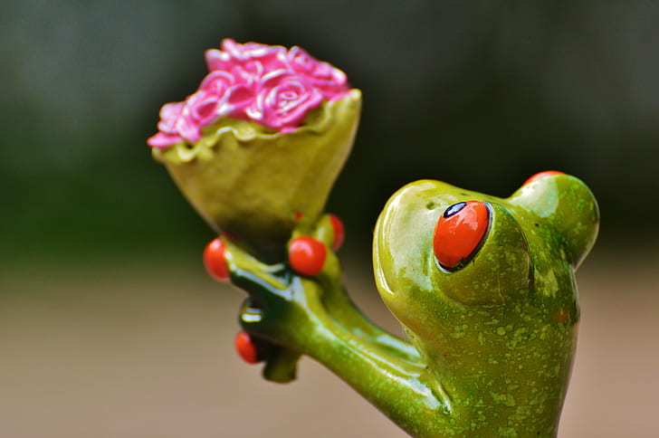 shallow focus photo of green ceramic frog figurine