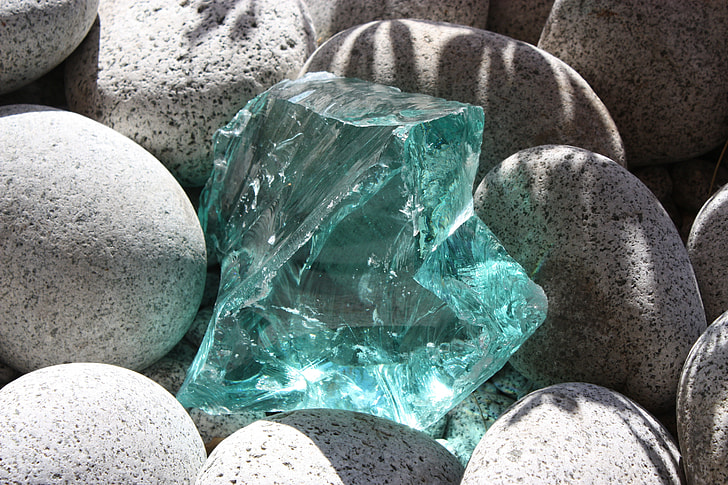 https://i1.pickpik.com/photos/224/535/663/shard-of-glass-shard-crystal-stones-preview.jpg