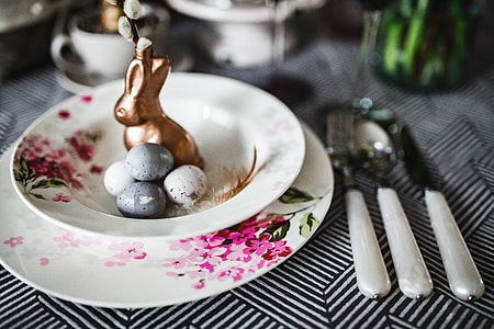 Round dinner table decorated with easter motifs