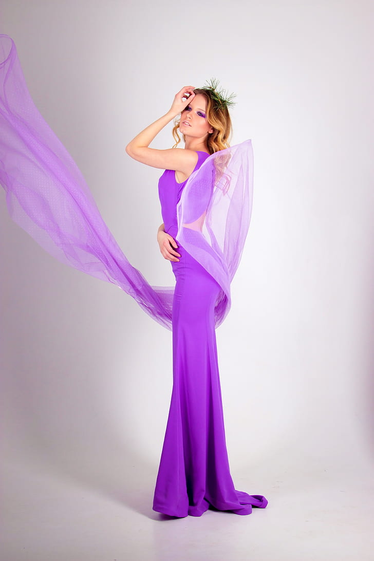 woman wearing purple sleeveless dress