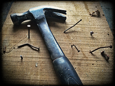 closeup photo of claw hammer