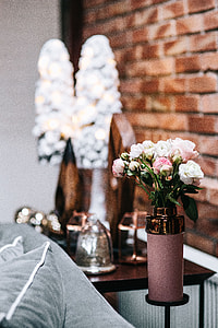 Side table with pink decorations