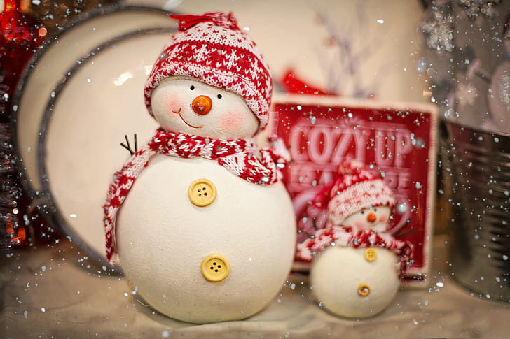 photo of two snowman figurines