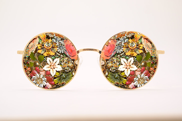 round sunglasses with gold-colored steel frames