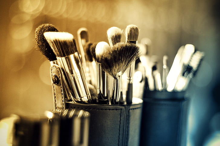 black handle makeup brush in closeup photography
