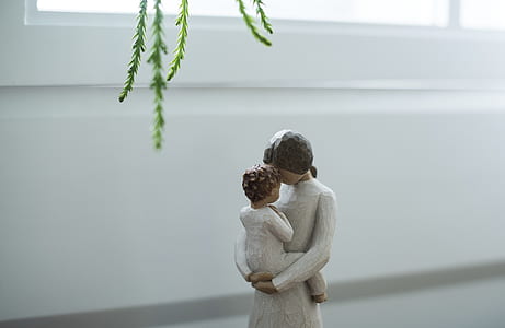 mother and child women figurine