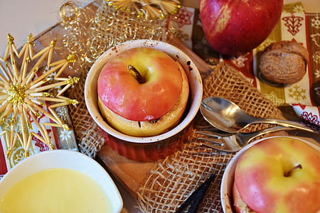 honeycrisp apple on white ceramic plate