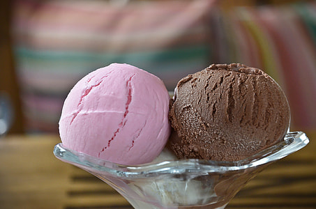 strawberry and chocolate ice cream scoops