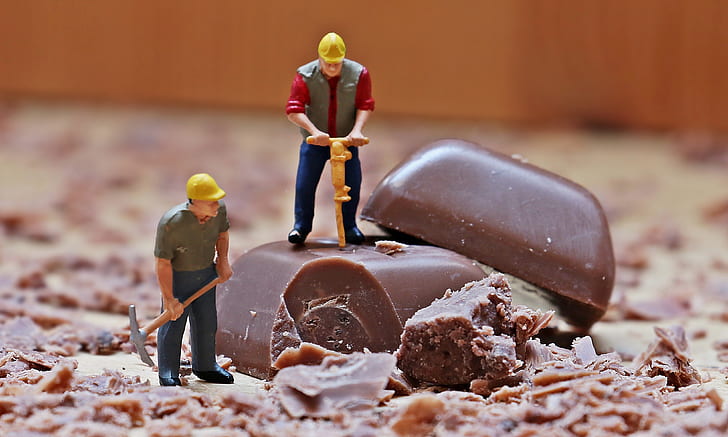 two construction men hammering chocolate bar mini figures