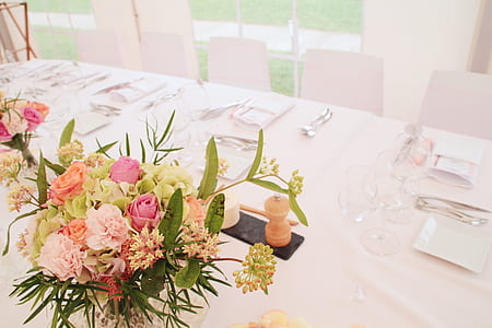 pink roses and green Hydrangea flowers centerpiece on table