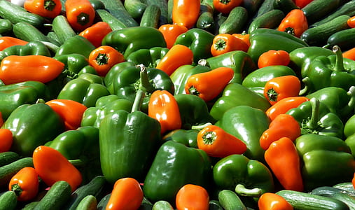 close-up photo of red and green bell peppers
