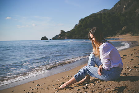 woman sitting near seashore