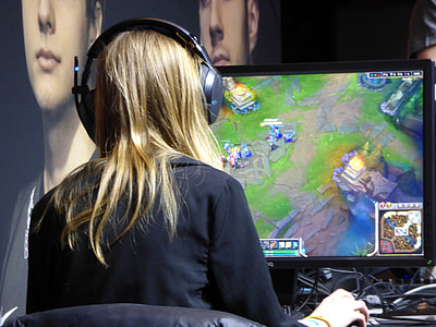 woman playing League of Legends