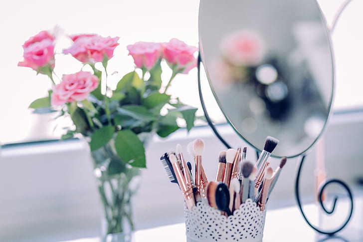 pink roses centerpiece and makeup brush set