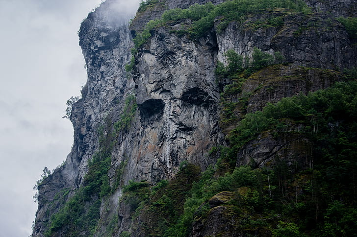 gray rocky mountain