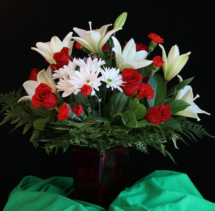 white and red petaled flower bouquet