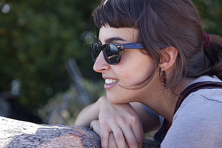 woman wearing black sunglasses in close up photography