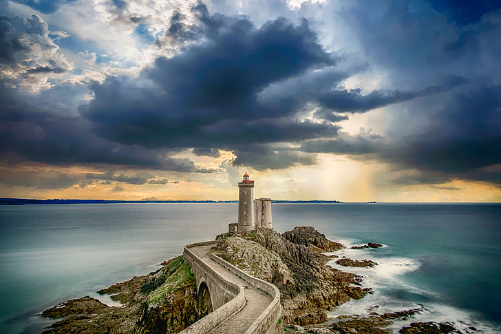 lighthouse near the ocean during daytime