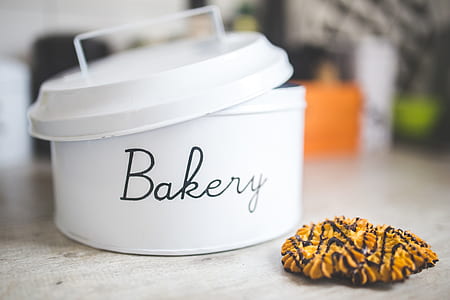 white Bakery container with lid