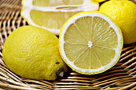 close-up photography of sliced lemon
