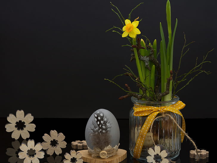 yellow daffodil and clear glass vase