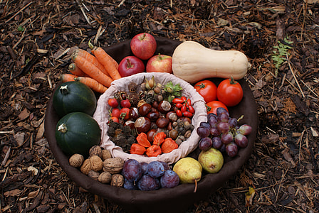 bunch of vegetables on round brown canvass tray