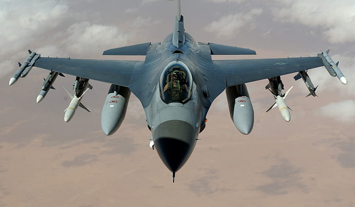 focused photo of F-16 fighter jet
