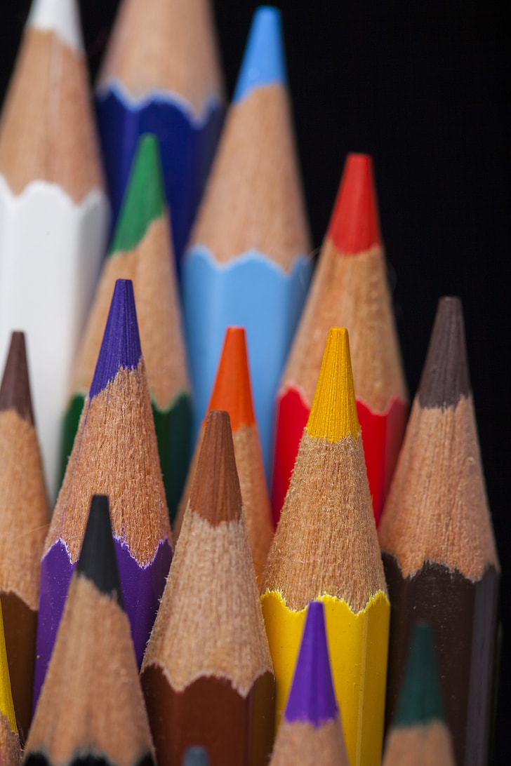 close up photography of assorted-color coloring pencils