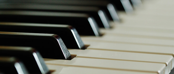 white and black piano keys