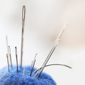 closed up photo of thread needle
